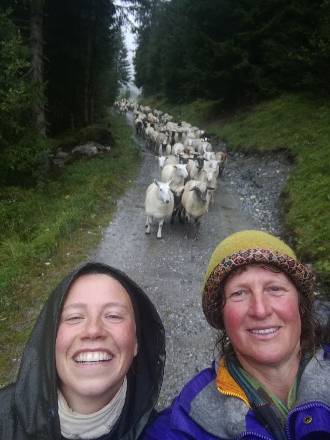 Der Alpentladung entgegen:
Afra & Sandra in Richtung Tal