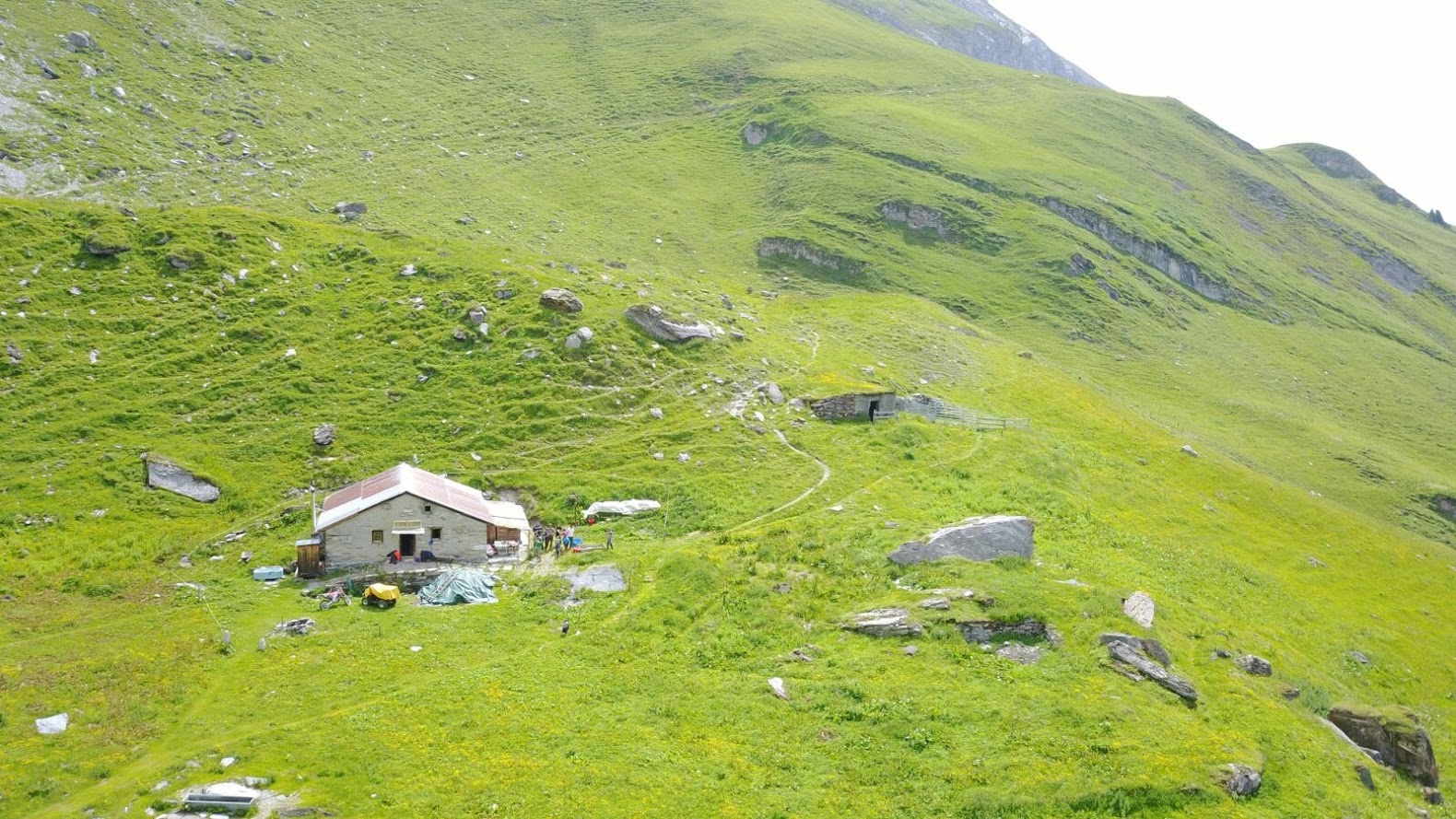 Blick auf die Hütte Tegia miez