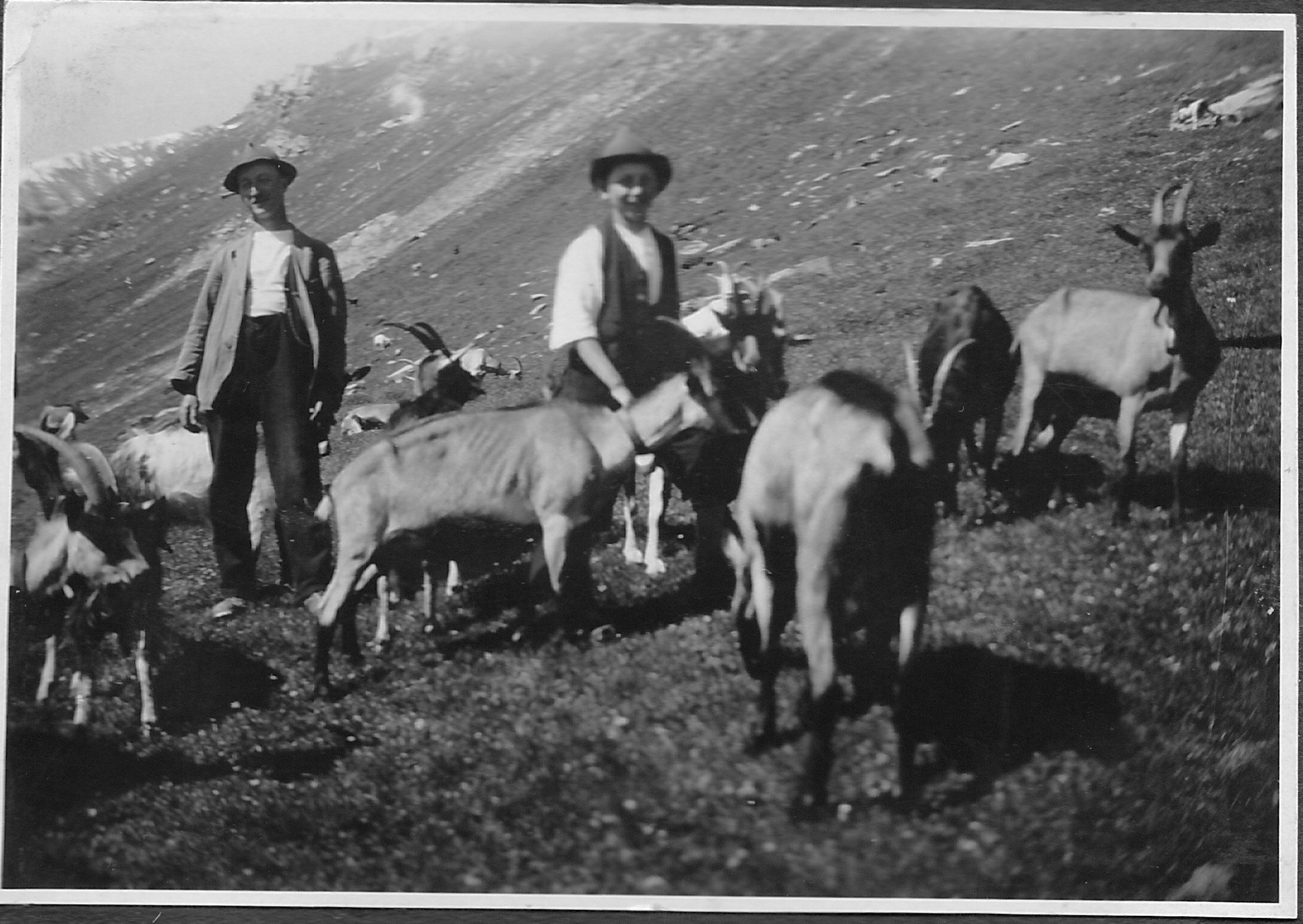 Hans Stoffel als Ziegenhirt um 1922 auf dem Cukm da Digg